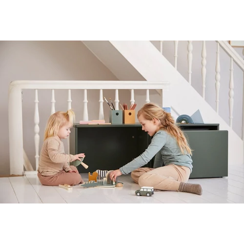 Flexa pasztell színű fa szafari asztali állatokkal játszó gyerek