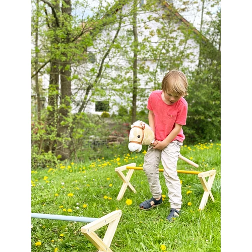 Vesszőparipás akadálypálya játék