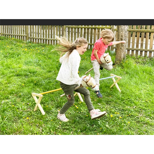 Hobby horse játékot játszó gyerekek
