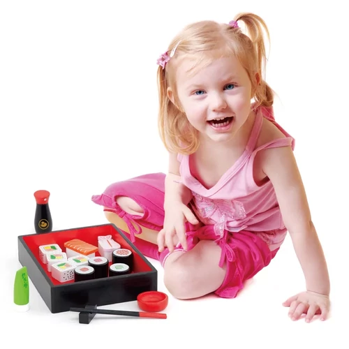 Viga Toys Sushi készlettel játszó gyermek