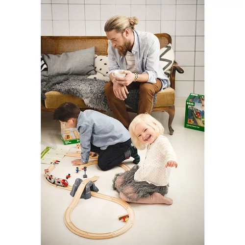 Brio favonatokkal játszó gyerekek