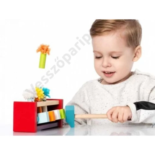 Cubika színes fa kalapáló játék kisgyerekkel