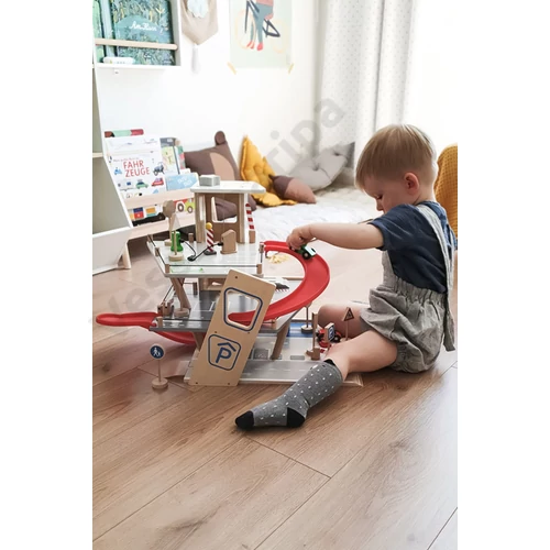 Small foot 11676 prémium garázzsal játszó kisgyerek
