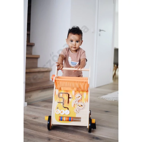 Small foot tukán járássegítőt tologató kisgyerek