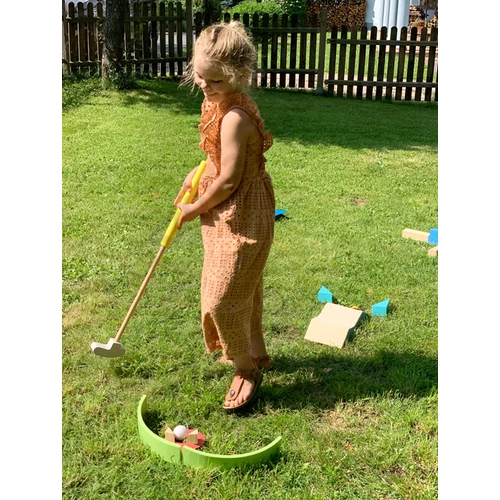 Minigolfot játszó kisgyerek