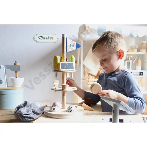 Small foot fagyikkal játszó kisgyerek
