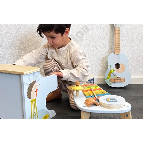 Small foot Groovy Beats hangszerekkel játszó kisgyerek