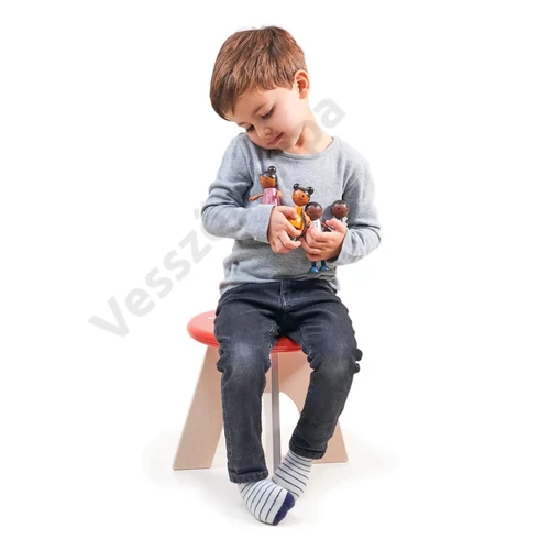 Tender Leaf Toys multikulturális fababákkal játszó kisgyerek