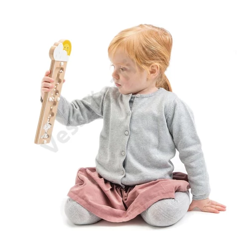 Tender Leaf Toys esőbottal játszó kislány