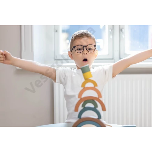 Flexa félkör íves építőelemekkel játszó gyerek