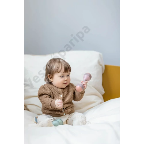 Fa csörgőt rázó kisgyerek