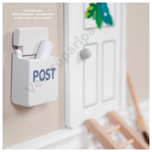 Tündérajtó postaládával, létrával és seprűvel
