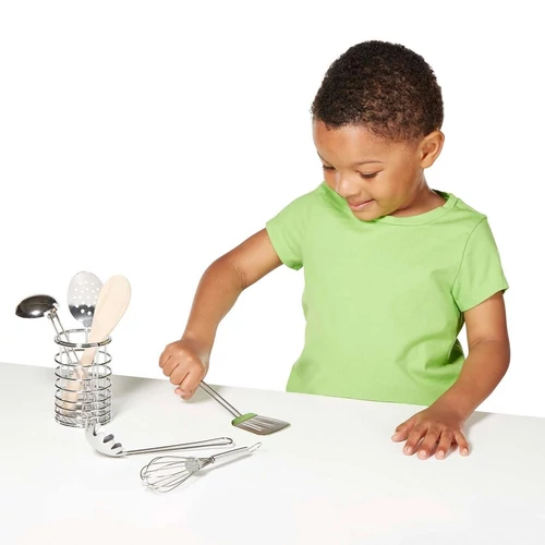 Melissa and Doug fém konyhai eszközökkel játszó gyerek