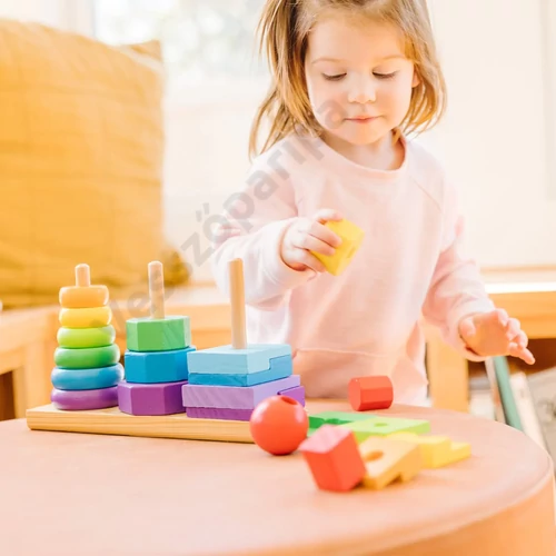 Nagy montessori toronyépítővel játszó gyerek