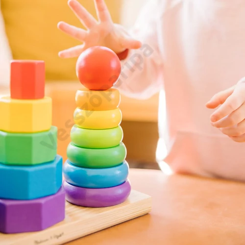 Három színes montessori torony
