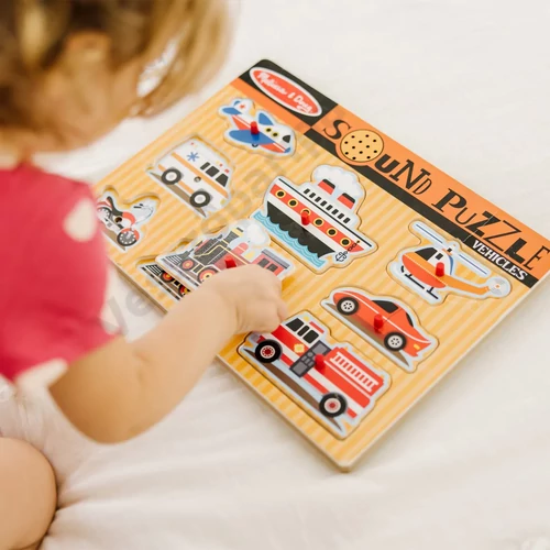 Melissa and Doug hangos puzzle-val játszó gyerek