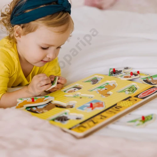 Háziállatos hangutánzó puzzle-val játszó gyerek