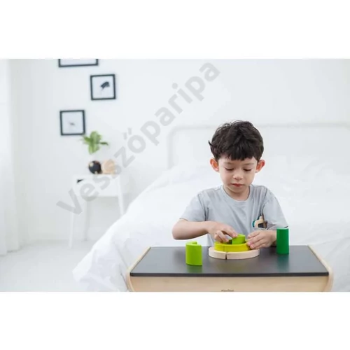 Plantoys zöld íves kockákkal játszó gyerek
