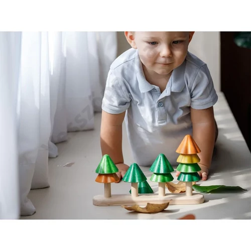 Plantoys fák montessori játékkal kisgyerek