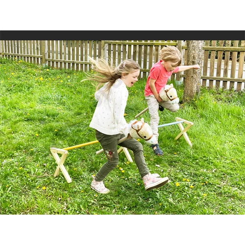 Hobby horse játékot játszó gyerekek