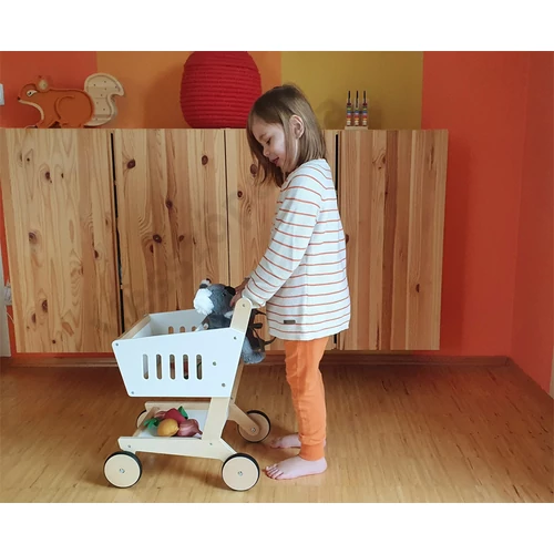 Fresh bevásárlókocsival játszó kisgyerek