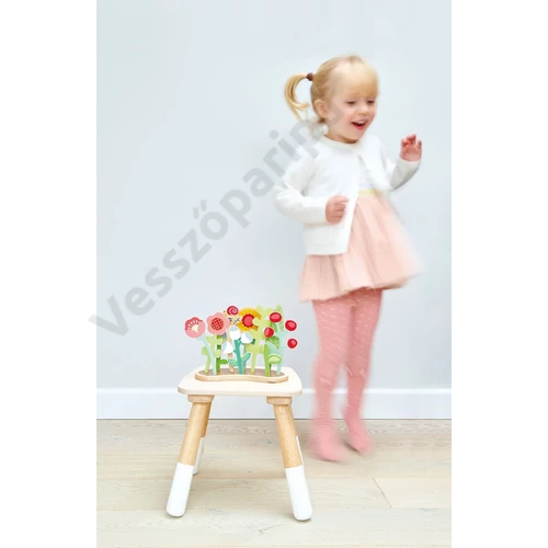 Fa virágos kert kislánnyal 