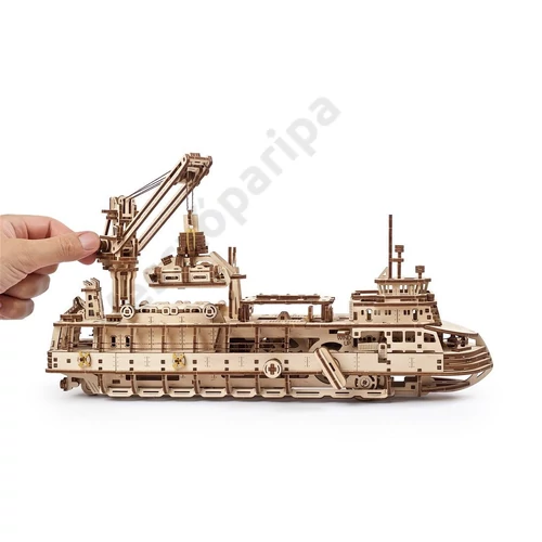 UGEARS kutatóhajó kézben