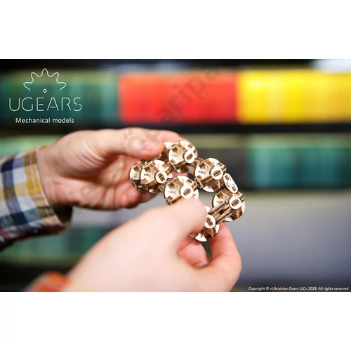 Ugears Flexi-Cubus kézben