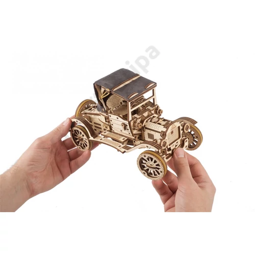 UGEARS T-modell kézben