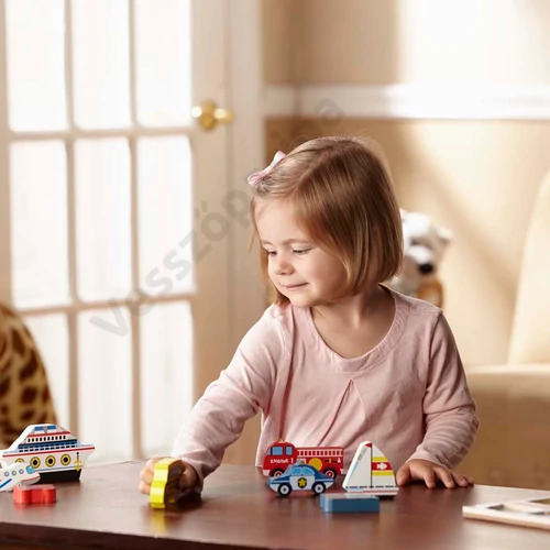 Melissa and Doug járműves kirakóval játszó gyermek