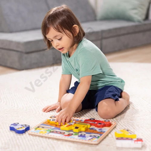 Melissa and Doug munkagépes kirakóval játszó gyermek
