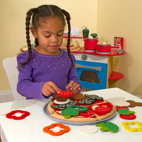 Melissa and Doug textil pizzával játszó gyermek
