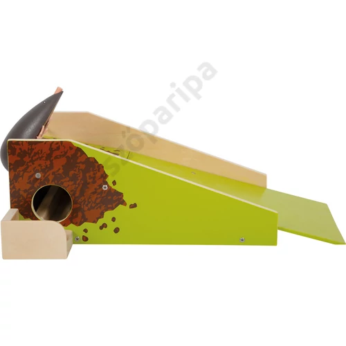 Oldalterelőkkel ellátott minigolf rámpa