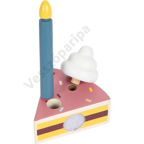 Fa gyertya és hab díszítés tortán