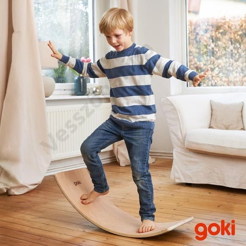 Goki Egyensúlyhintán álló gyermek