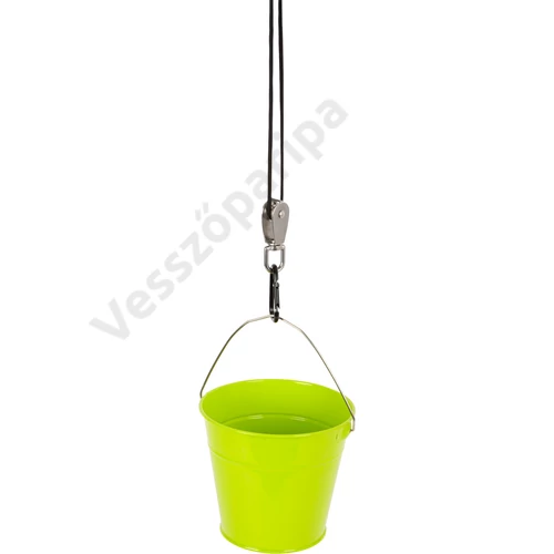 Csörlővel ellátott fém vödör