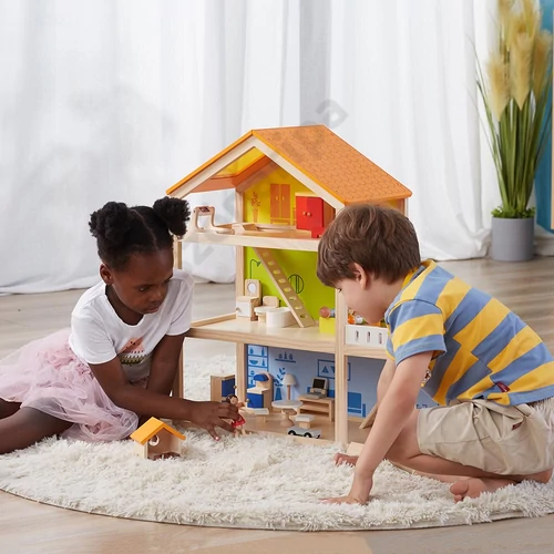 Viga Toys fa babaházzal játszó gyerekek