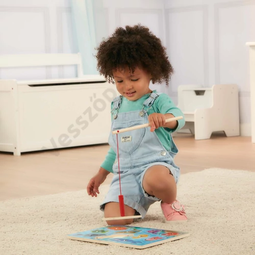 Melissa and Doug mágneses horgászjátékkal játszó kisgyerek
