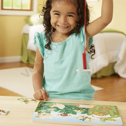 Melissa and Doug mágneses lepkehálós játékkal játszó kisgyerek