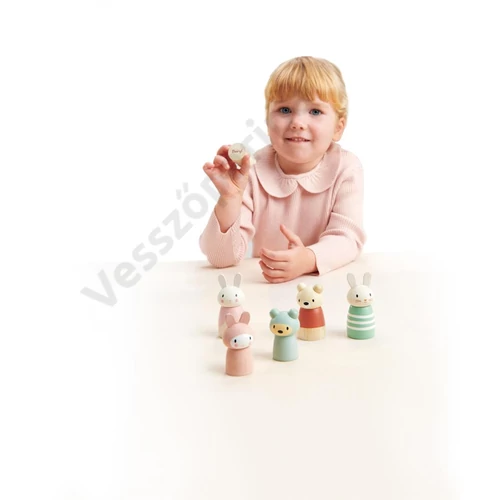 Tender Leaf Toys fa állatfigurákkal játszó kislány