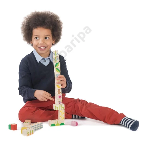 Tender Leaf Toys kertépítő kockával játszó kisgyerek