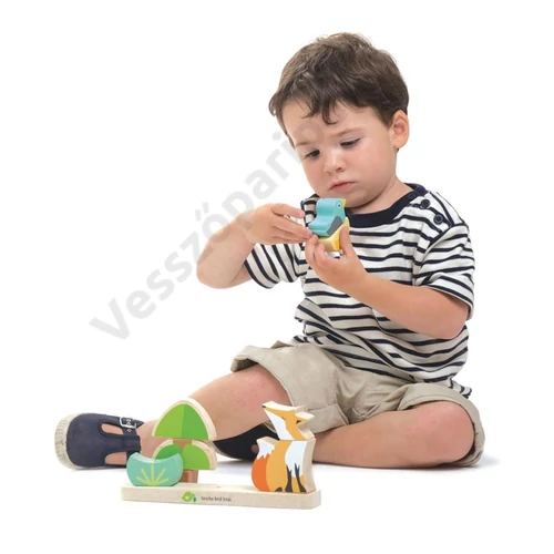 Tender Leaf Toys mágneses rókás faépítővel játszó kisgyerek
