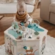 Small foot óriás tevékenység kockára támaszkodó kisgyerek
