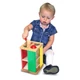 Melissa and Doug golyós kalapáló játékkal játszó kisgyerek