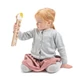Tender Leaf Toys esőbottal játszó kislány