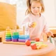 Nagy montessori toronyépítővel játszó gyerek