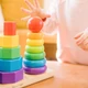 Három színes montessori torony