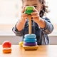 Montessori toronyépítővel játszó gyerek