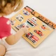 Melissa and Doug hangos puzzle-val játszó gyerek