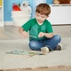 Melissa and Doug hangos puzzle-val játszó kisfiú